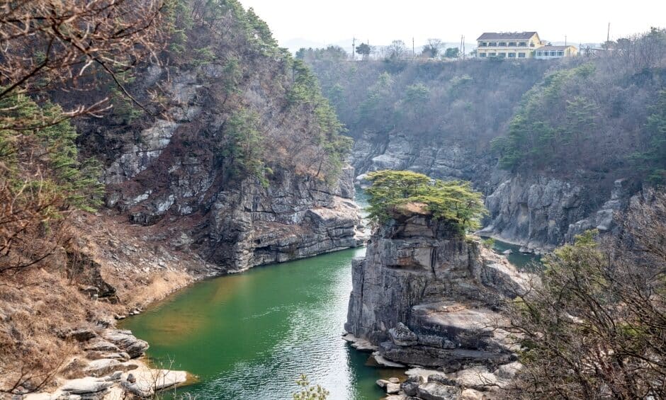 Best 3 Places to Experience Traditional Culture & Luxury Trail Paths